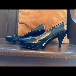 Black patent pumps 8.5M